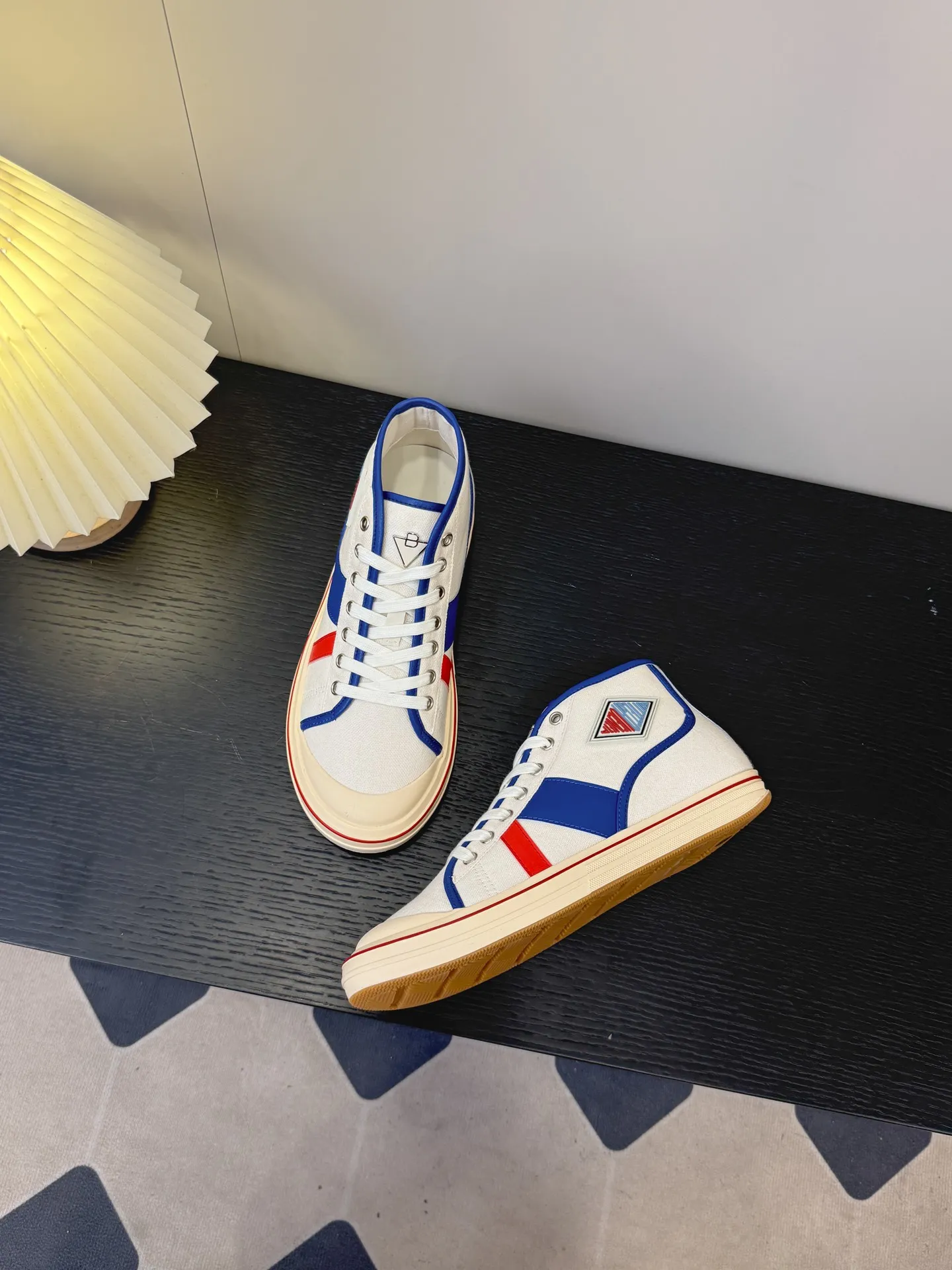 👟👟Ex-factory price 480👟👟 (Men’s size +1️⃣0️⃣) BVOrbit’s latest 2025 catwalk model, developed 1:1 from the original board, classic color matching elements! This is the biggest highlight of this shoe, eye-catching but not exaggerated design, super cool for daily use, super versatile whether paired with pants, sweaters or skirts, looks good no matter how you wear it, the more you look at it, the more you like it ❗️ Outsole: Original outsole Color: 4 colors Size: Female 35-40 Male 39-44